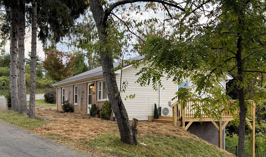 Photo of 162 Providence Rd, Fries, VA 24330 (MLS # 103426)