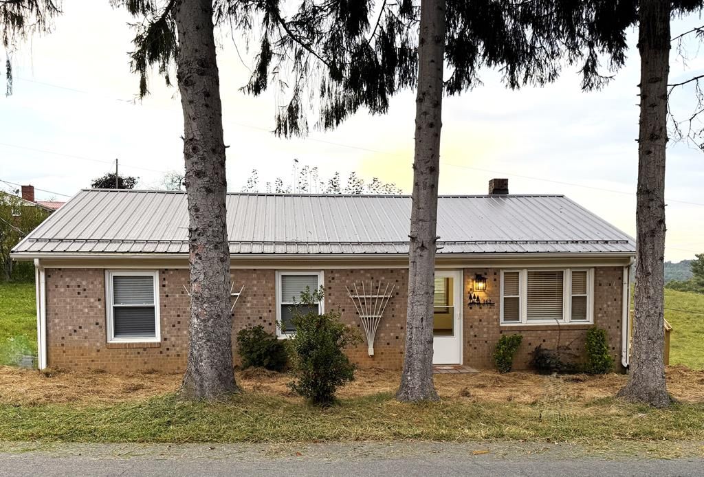 Photo of 162 Providence Rd, Fries, VA 24330 (MLS # 103426)