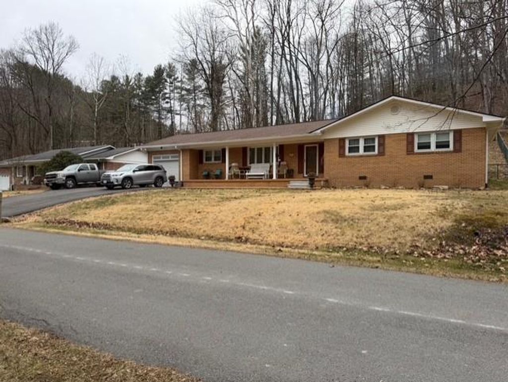 Photo of 512 Sycamore Lane, Richlands, VA 24641 (MLS # 104673)