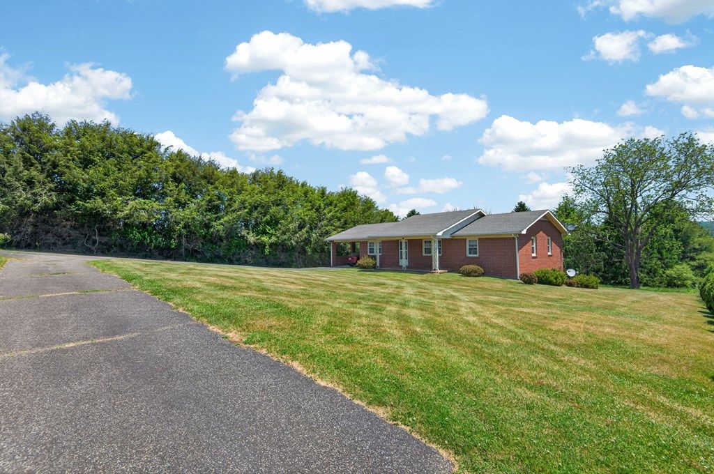 Photo of 114 Wilkinson Dr, Hillsville, VA 24343 (MLS # 110201)