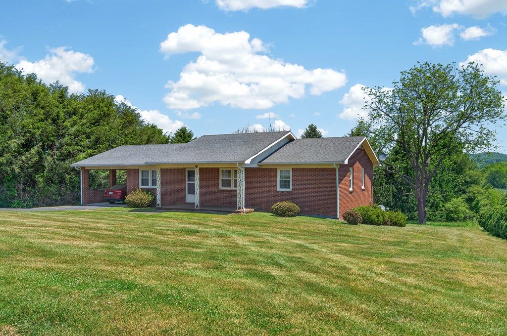 Photo of 114 Wilkinson Dr, Hillsville, VA 24343 (MLS # 110201)