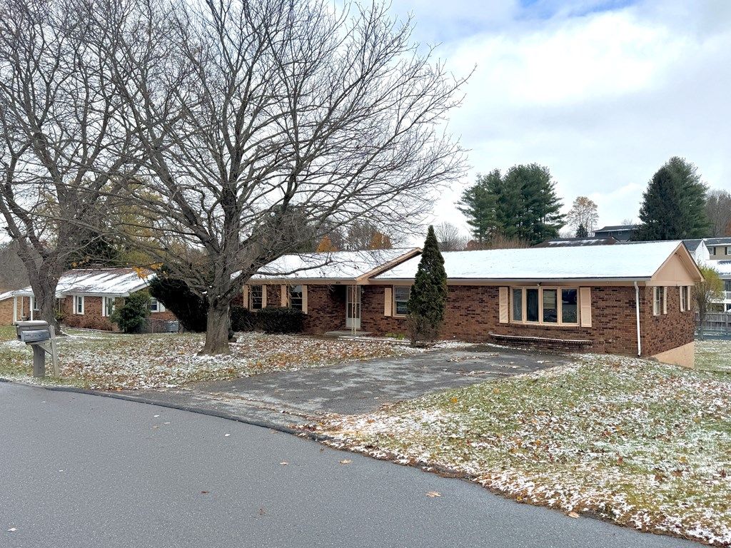 Photo of 619 Robin St, Bluefield, VA 24605 (MLS # 103978)