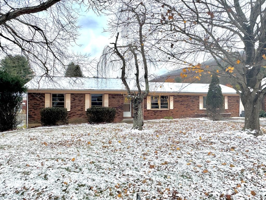 Photo of 619 Robin St, Bluefield, VA 24605 (MLS # 103978)