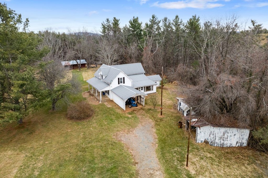 Photo of 127 Columbine Ln, Galax, VA 24333 (MLS # 104263)