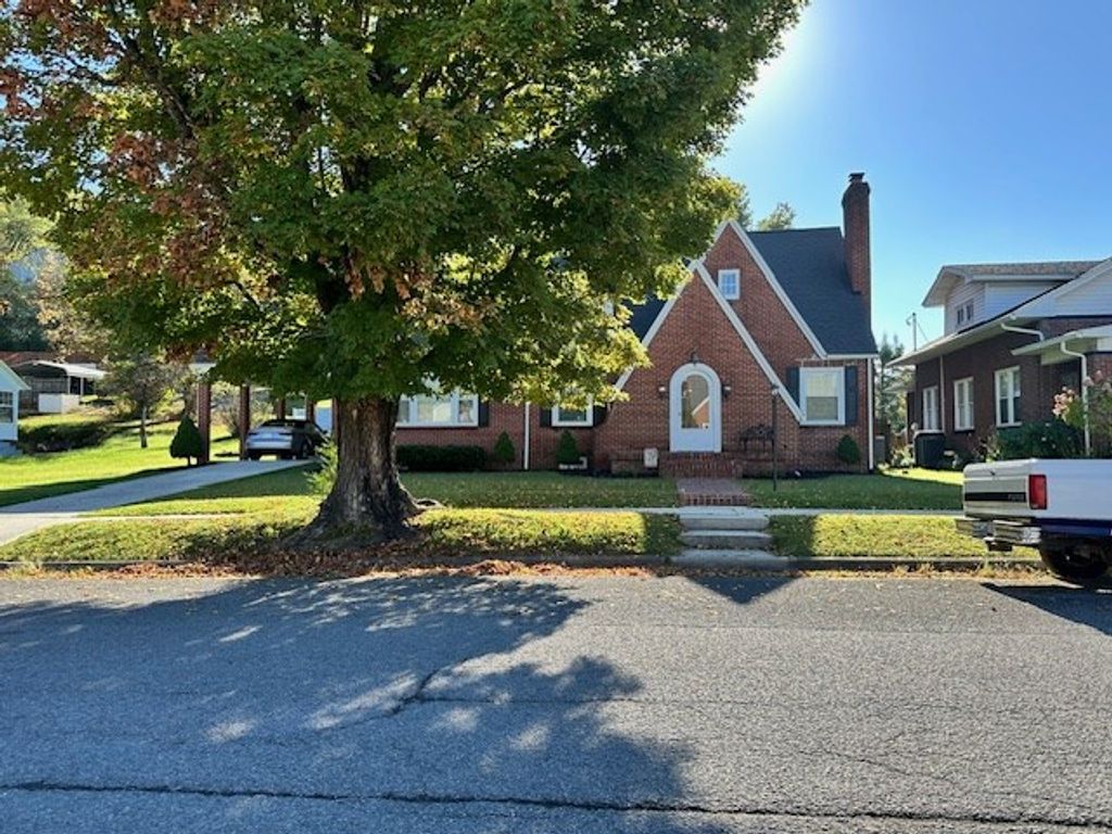 Photo of 309 Lee St, Richlands, VA 24641 (MLS # 105922)