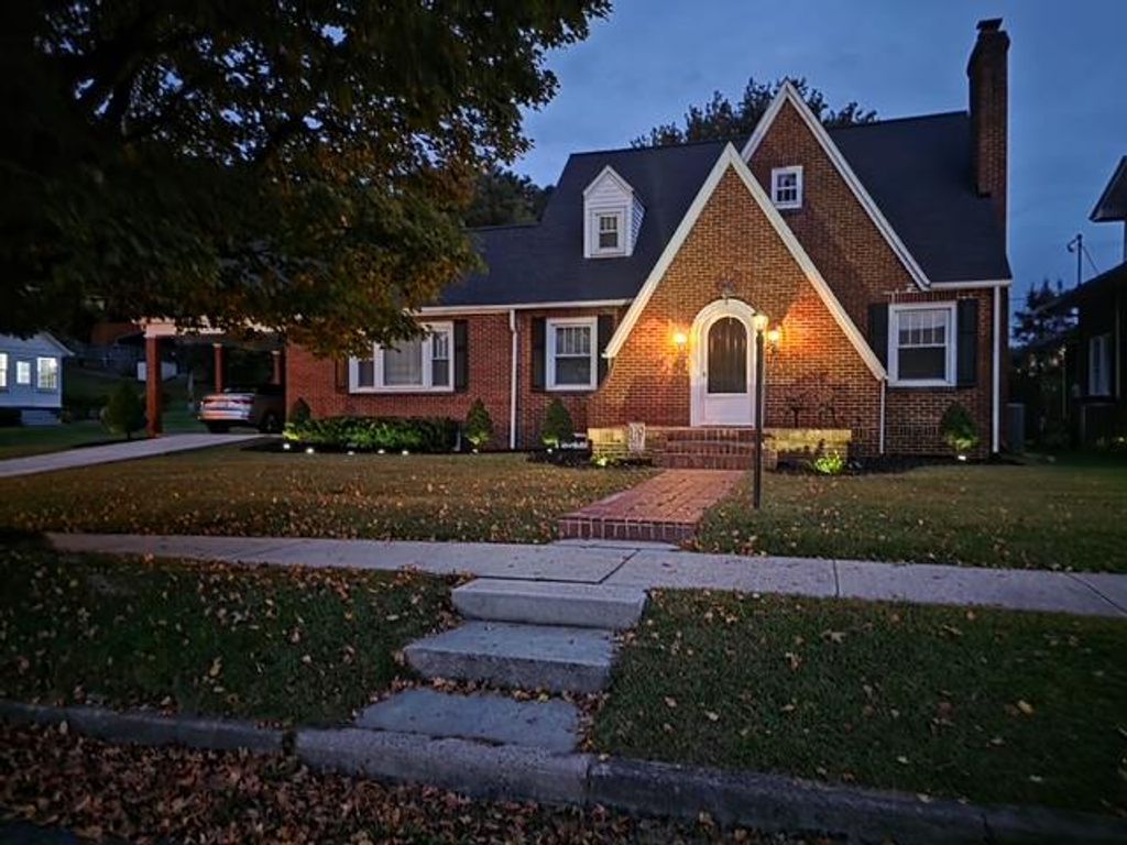 Photo of 309 Lee St, Richlands, VA 24641 (MLS # 105922)