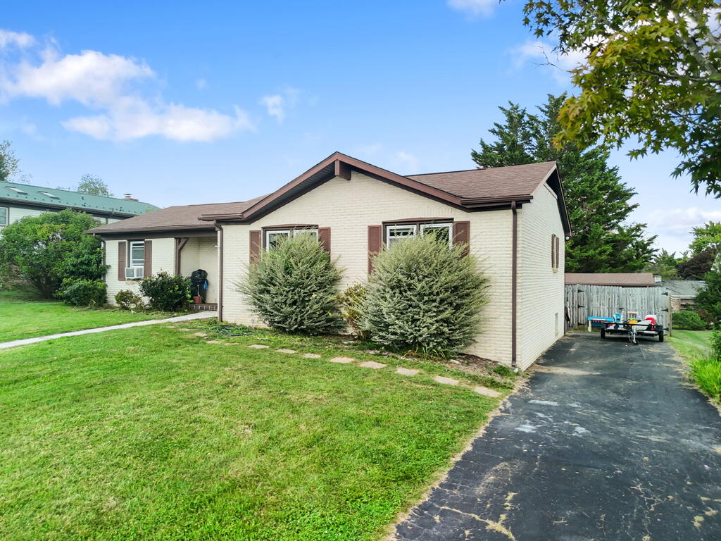 Photo of 1250 Crest View Dr, Wytheville, VA 24382 (MLS # 111791)