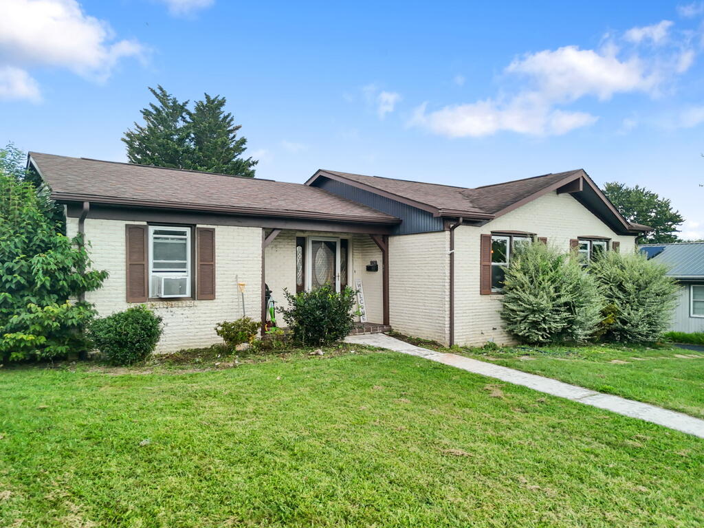 Photo of 1250 Crest View Dr, Wytheville, VA 24382 (MLS # 111791)