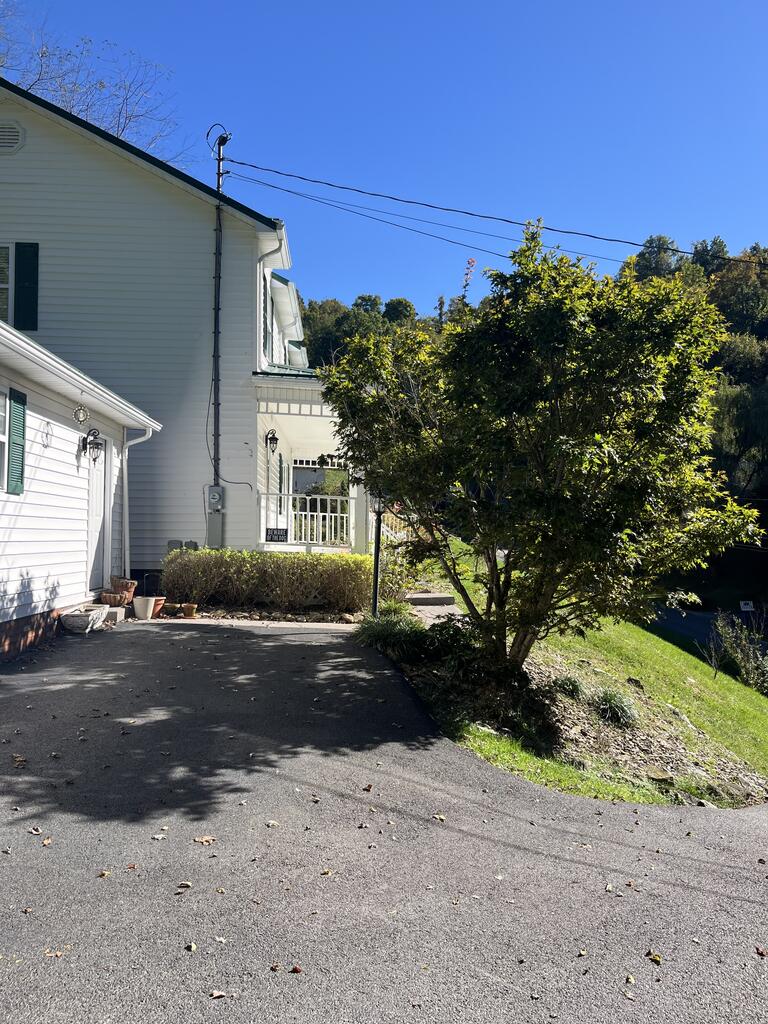 Photo of 943 Cedar Creek Dr, Pounding Mill, VA 24637 (MLS # 112297)