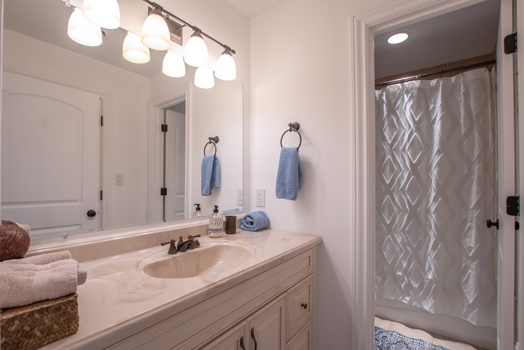 Abingdon, Virginia 24211, United States, 4 Bedrooms Bedrooms, ,5 BathroomsBathrooms,Residential,Active,165557