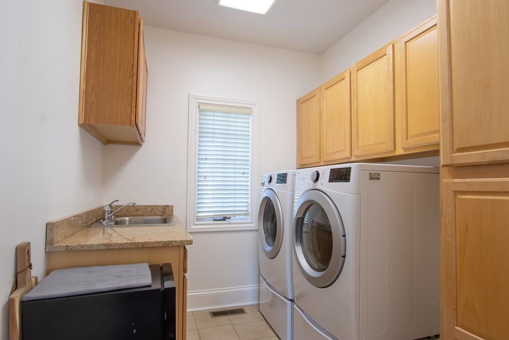 Abingdon, Virginia 24211, United States, 4 Bedrooms Bedrooms, ,5 BathroomsBathrooms,Residential,Active,165557