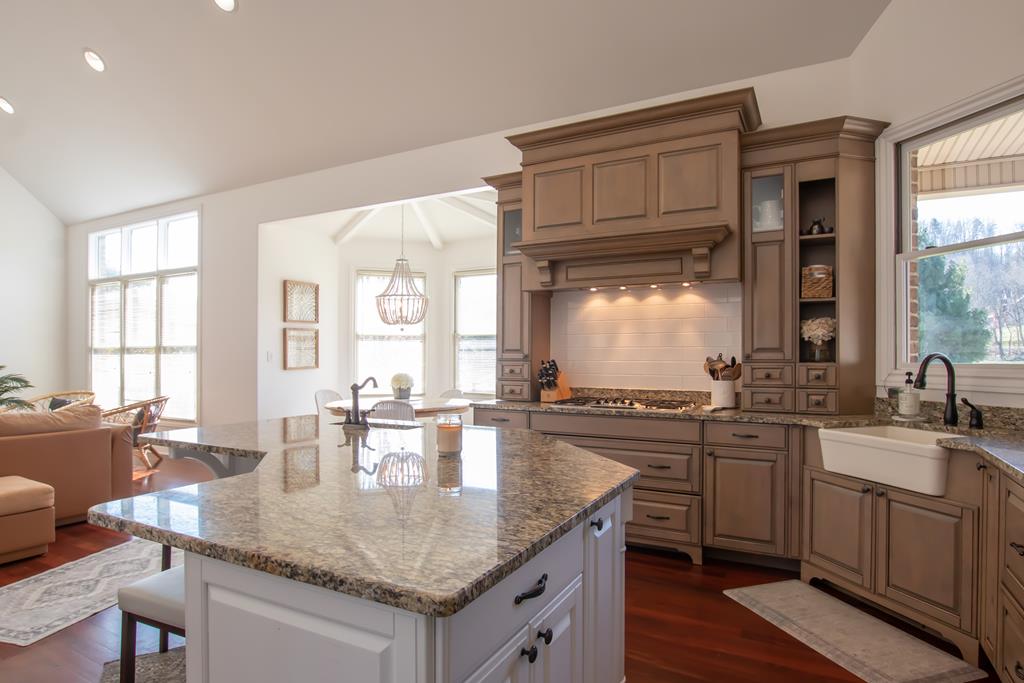 Abingdon, Virginia 24211, United States, 4 Bedrooms Bedrooms, ,5 BathroomsBathrooms,Residential,Active,165557