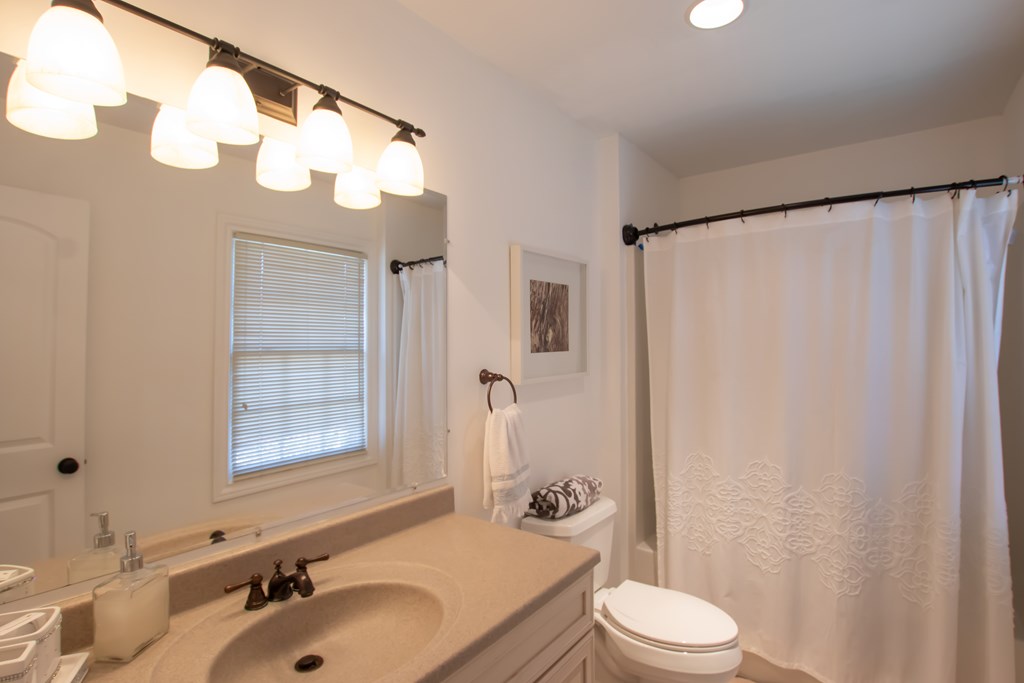 Abingdon, Virginia 24211, United States, 4 Bedrooms Bedrooms, ,5 BathroomsBathrooms,Residential,Active,165557