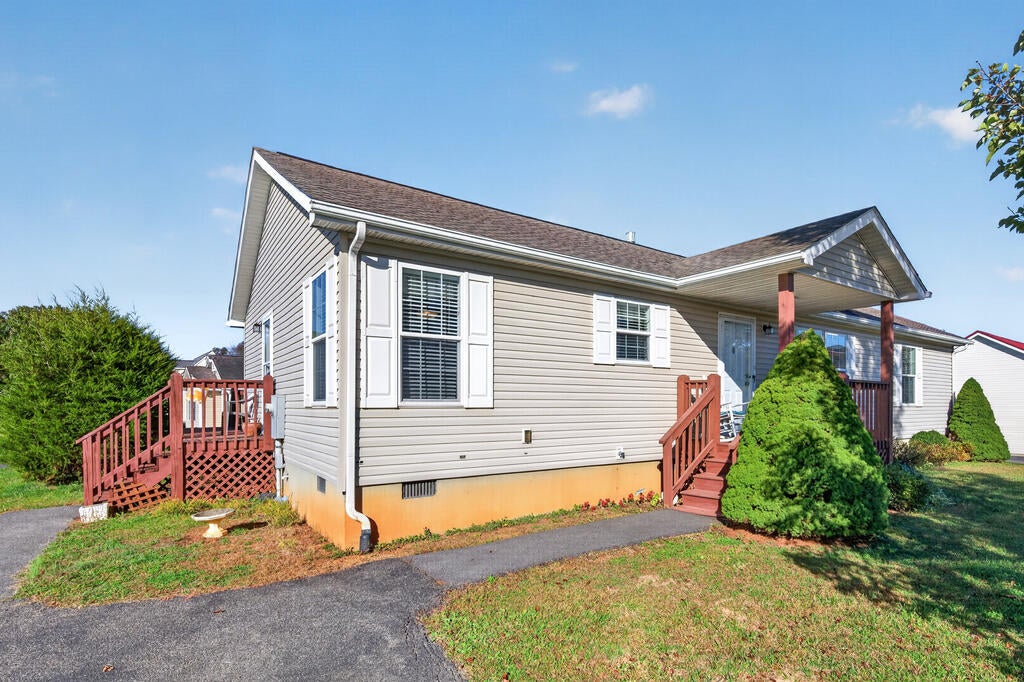 305 Deerfield Ln.