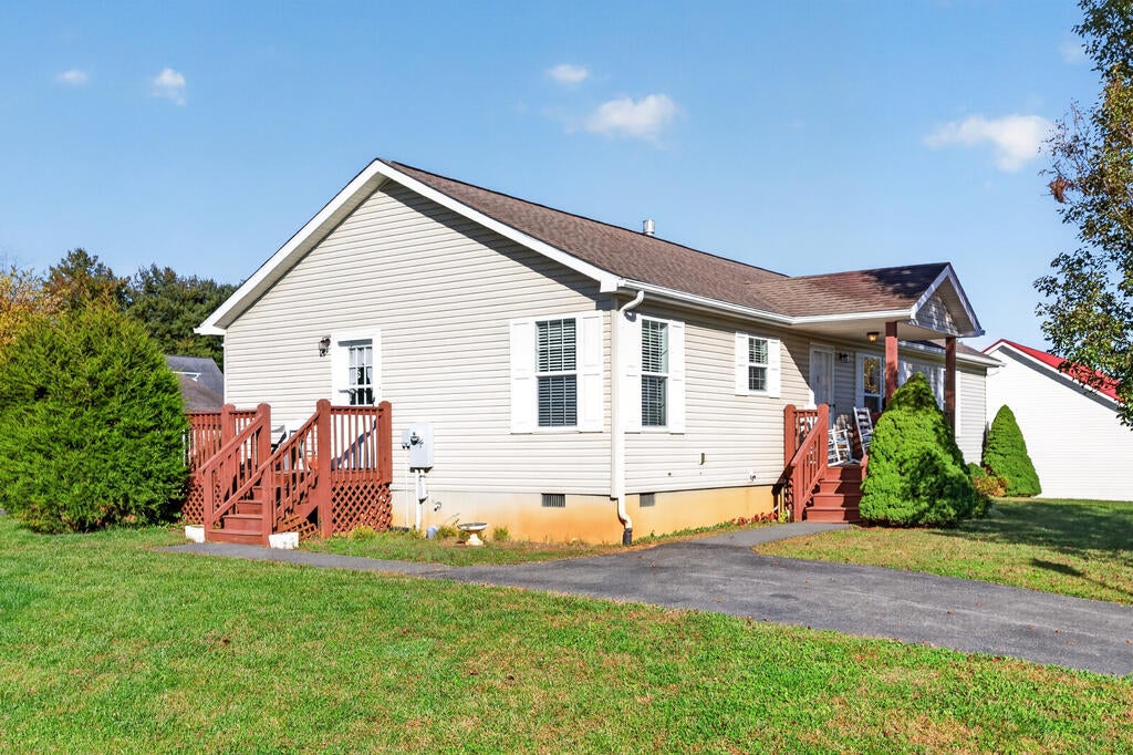 305 Deerfield Ln.