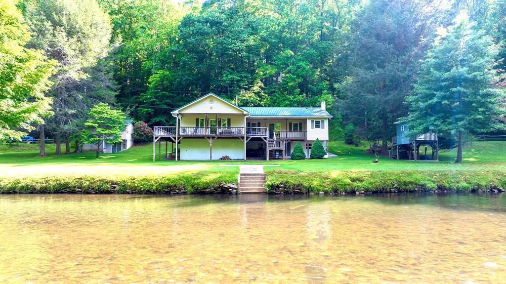 Photo of 303 Creekside Dr, Dugspur, VA 24325 (MLS # 109410)