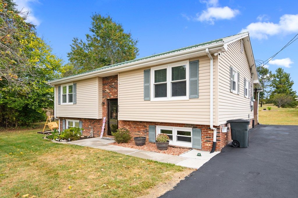 Photo of 609 Vermillion St, Dublin, VA 24084 (MLS # 103564)