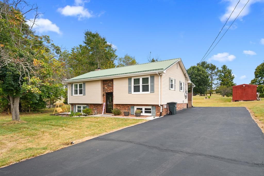 Photo of 609 Vermillion St, Dublin, VA 24084 (MLS # 103564)