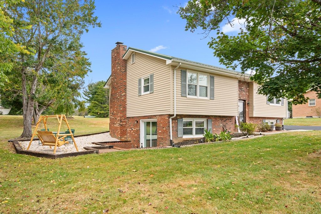Photo of 609 Vermillion St, Dublin, VA 24084 (MLS # 103564)