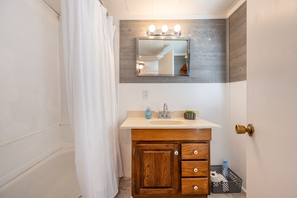 Hiwassee, Virginia 24347, United States, 2 Bedrooms Bedrooms, ,1 BathroomBathrooms,Residential,Active,214231