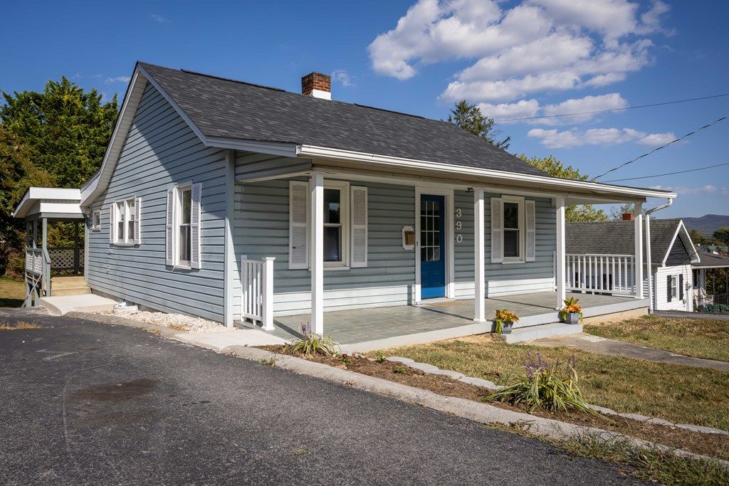 Photo of 390 S 11th St, Wytheville, VA 24382 (MLS # 103558)