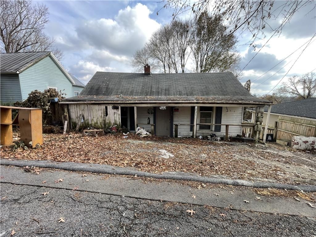 Photo of 931 Maple St, Bristol, VA 24201 (MLS # 104237)
