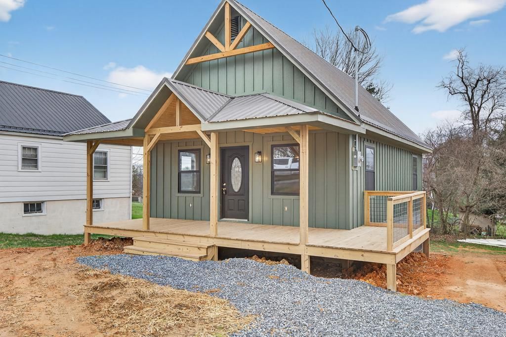 Photo of 406 Look Avenue, Marion, VA 24354 (MLS # 109308)