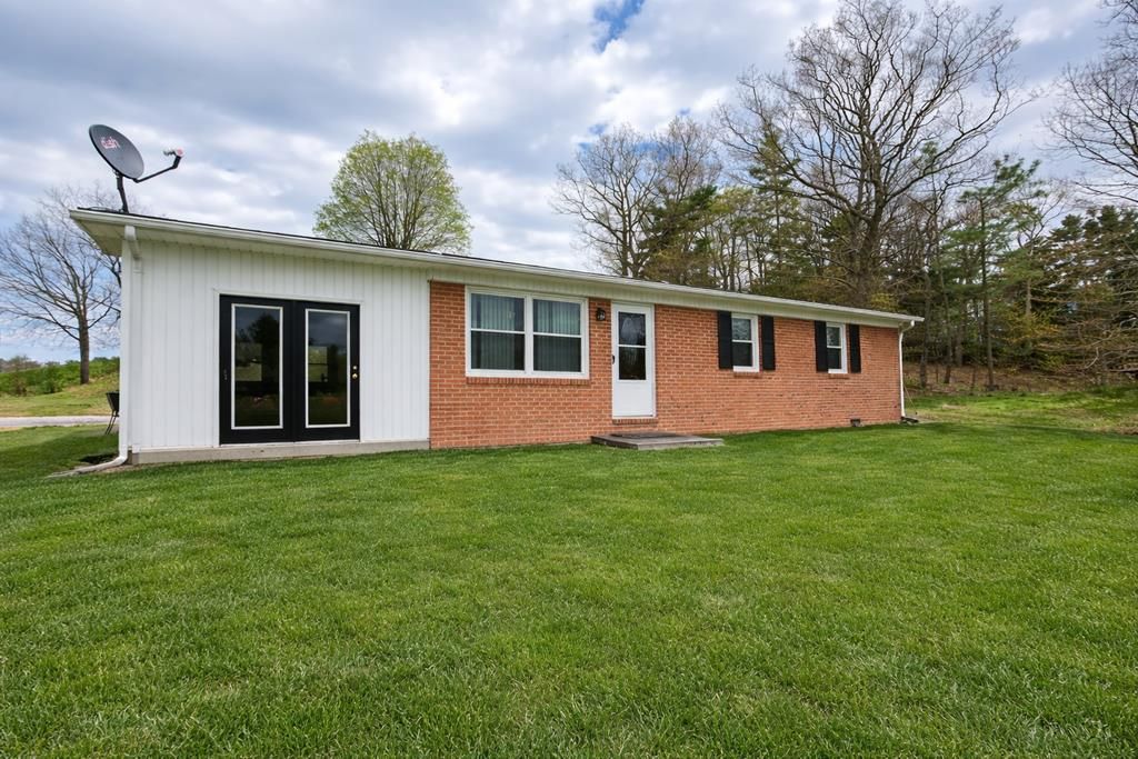 Photo of 16 Gladeview Dr, Fries, VA 24330 (MLS # 109624)