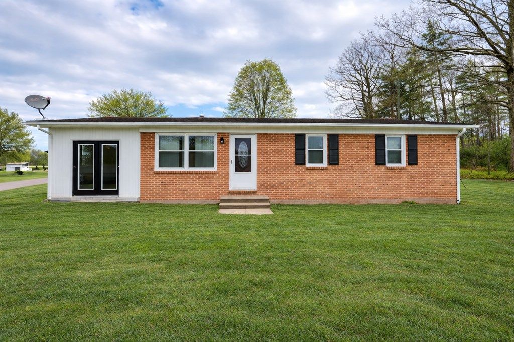 Photo of 16 Gladeview Dr, Fries, VA 24330 (MLS # 109624)