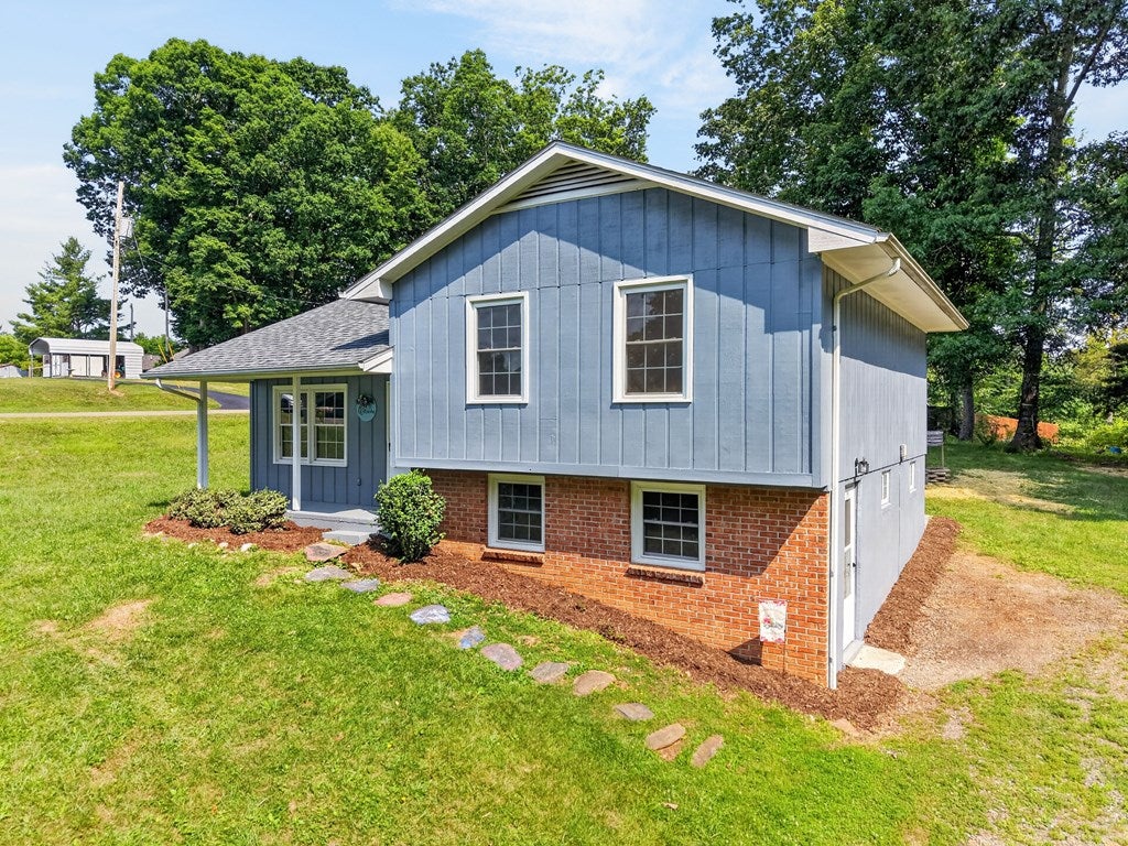 Photo of 77 Amelia Ln, Hillsville, VA 24343 (MLS # 110748)