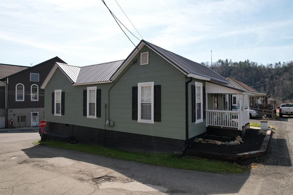 Photo of 103 Vine Street, Fries, VA 24330 (MLS # 109400)