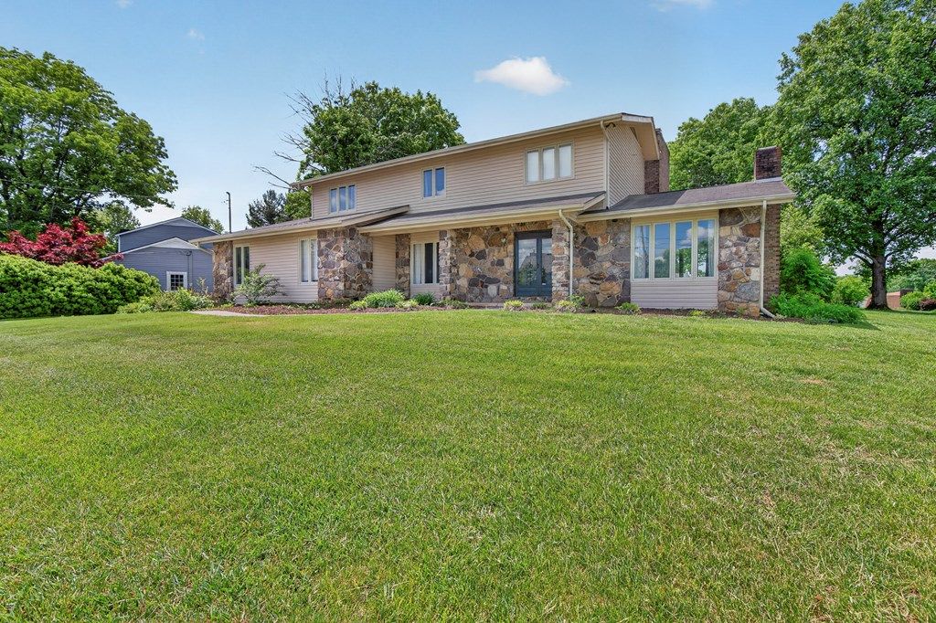 Photo of 102 Sandpiper Circle, Kingsport, TN 37663 (MLS # 110043)