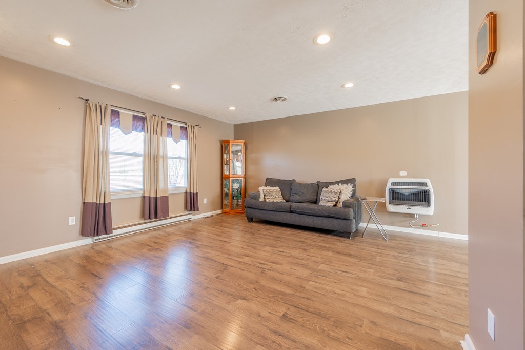 Wytheville, Virginia 24382, United States, 3 Bedrooms Bedrooms, ,2 BathroomsBathrooms,Residential,Active,245036