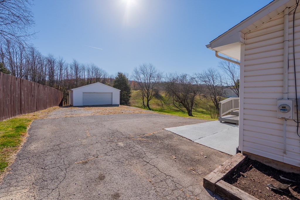 Wytheville, Virginia 24382, United States, 3 Bedrooms Bedrooms, ,2 BathroomsBathrooms,Residential,Active,245036