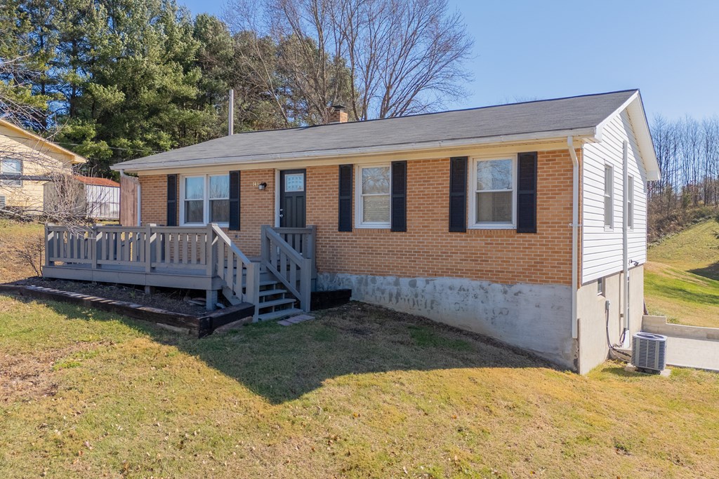 Wytheville, Virginia 24382, United States, 3 Bedrooms Bedrooms, ,2 BathroomsBathrooms,Residential,Active,245036