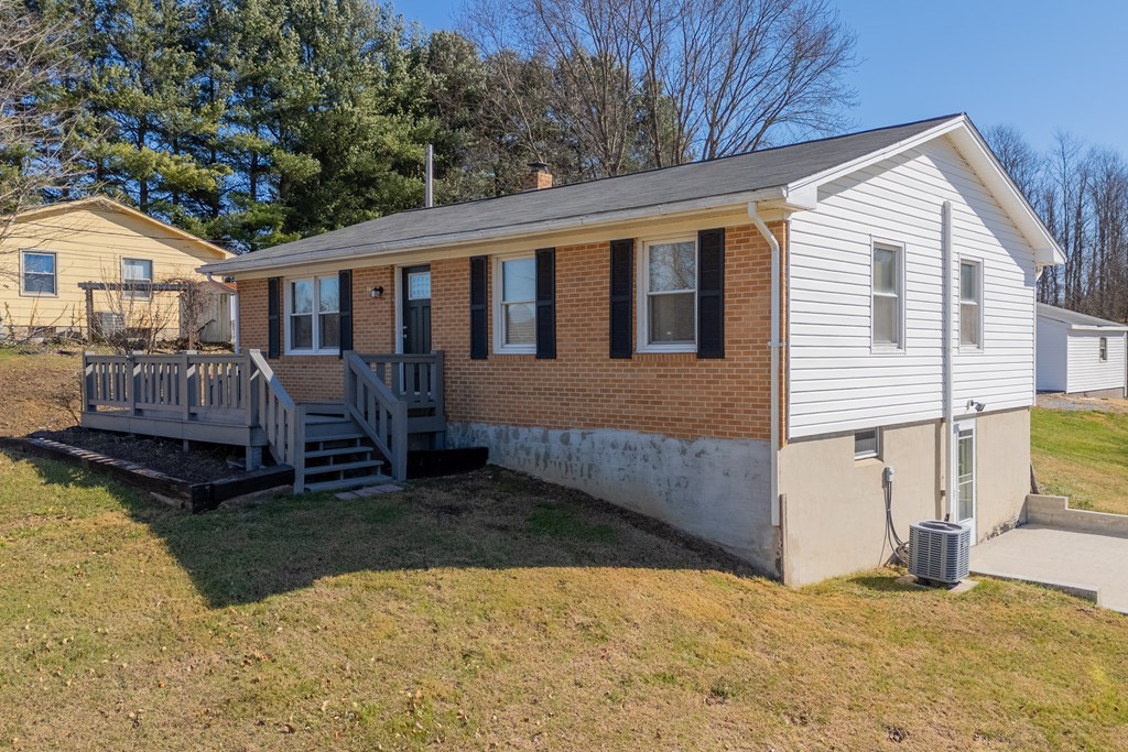 Wytheville, Virginia 24382, United States, 3 Bedrooms Bedrooms, ,2 BathroomsBathrooms,Residential,Active,245036