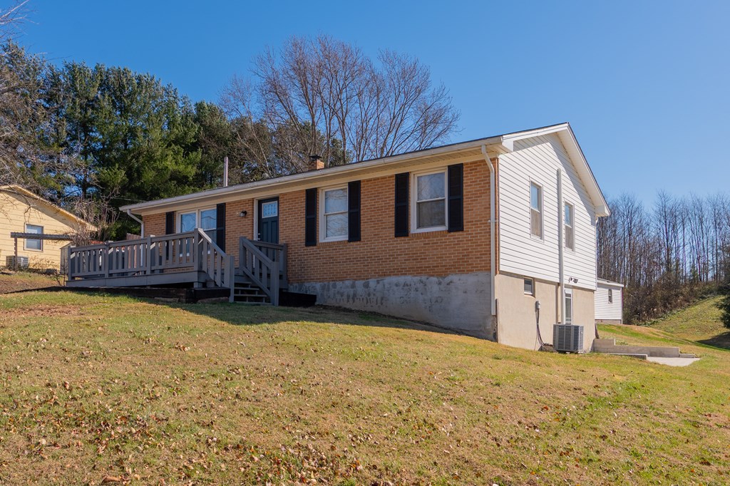 Wytheville, Virginia 24382, United States, 3 Bedrooms Bedrooms, ,2 BathroomsBathrooms,Residential,Active,245036