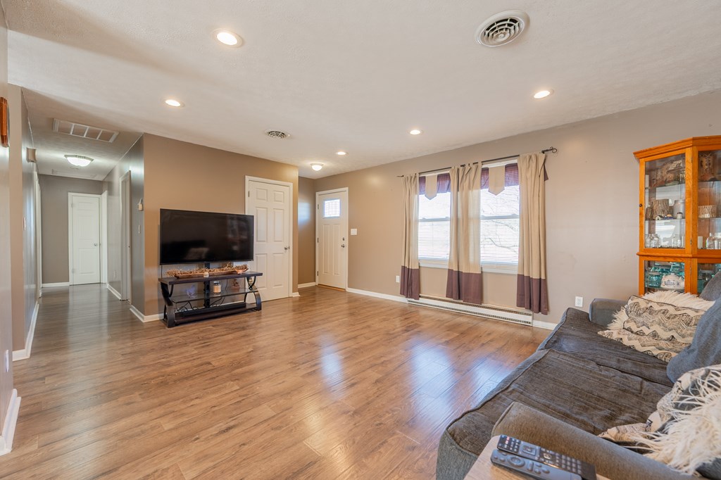 Wytheville, Virginia 24382, United States, 3 Bedrooms Bedrooms, ,2 BathroomsBathrooms,Residential,Active,245036