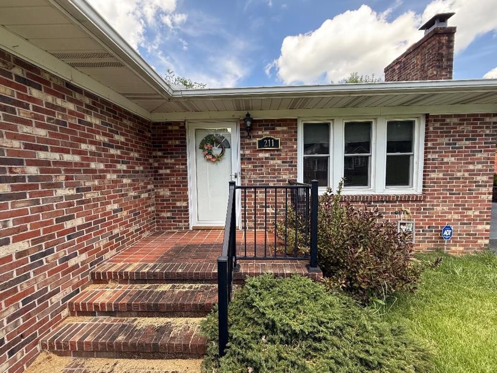 Photo of 211 Philpot Ave, Richlands, VA 24641 (MLS # 103647)
