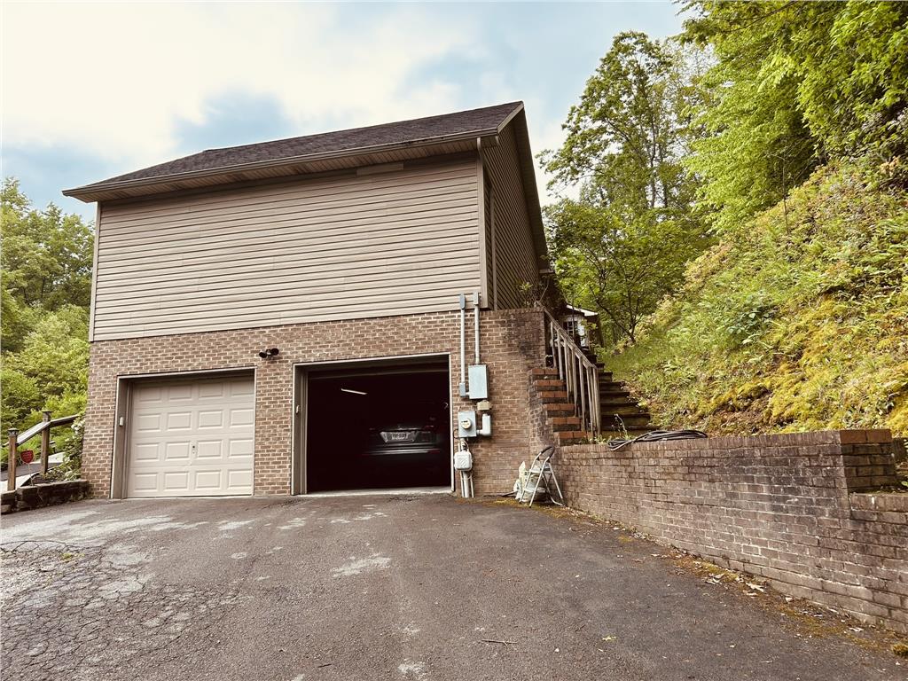 Photo of 1012 Ridgeview Dr, Big Stone Gap, VA 24219 (MLS # 111231)