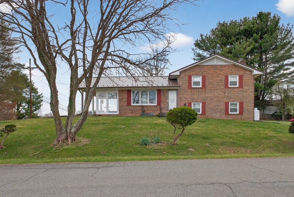 Photo of 21 Highland Park Dr, Hillsville, VA 24343 (MLS # 109425)
