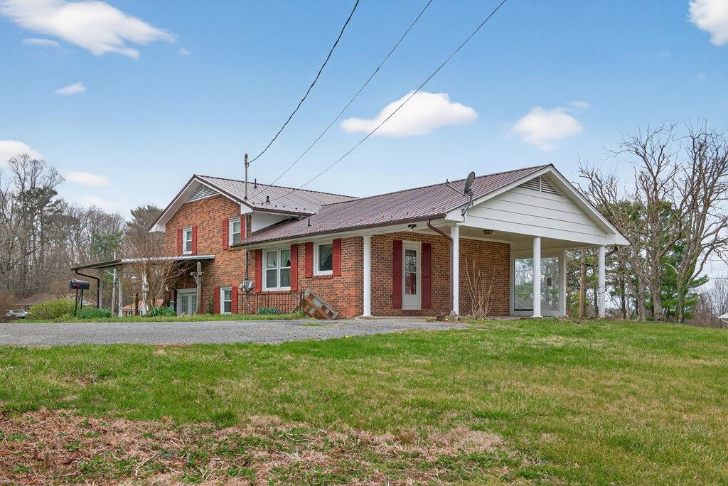 Photo of 21 Highland Park Dr, Hillsville, VA 24343 (MLS # 109425)