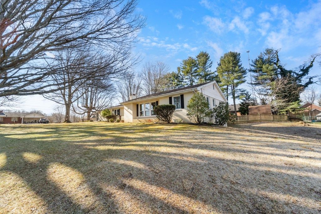 Photo of 159 Edgemont Terrace, Abingdon, VA 24210 (MLS # 104585)