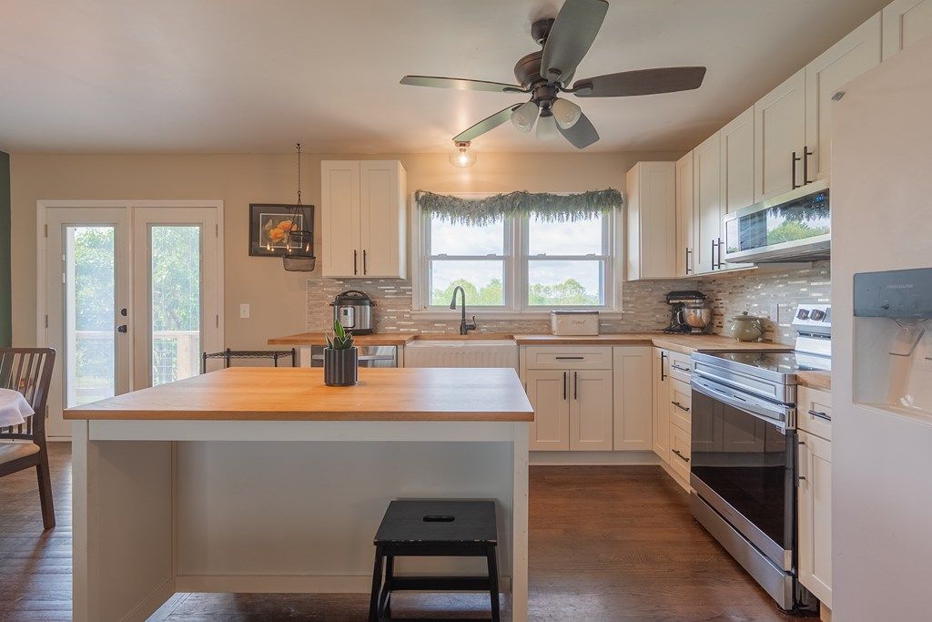 Photo of 299 Louisville Ln, Galax, VA 24333 (MLS # 109932)