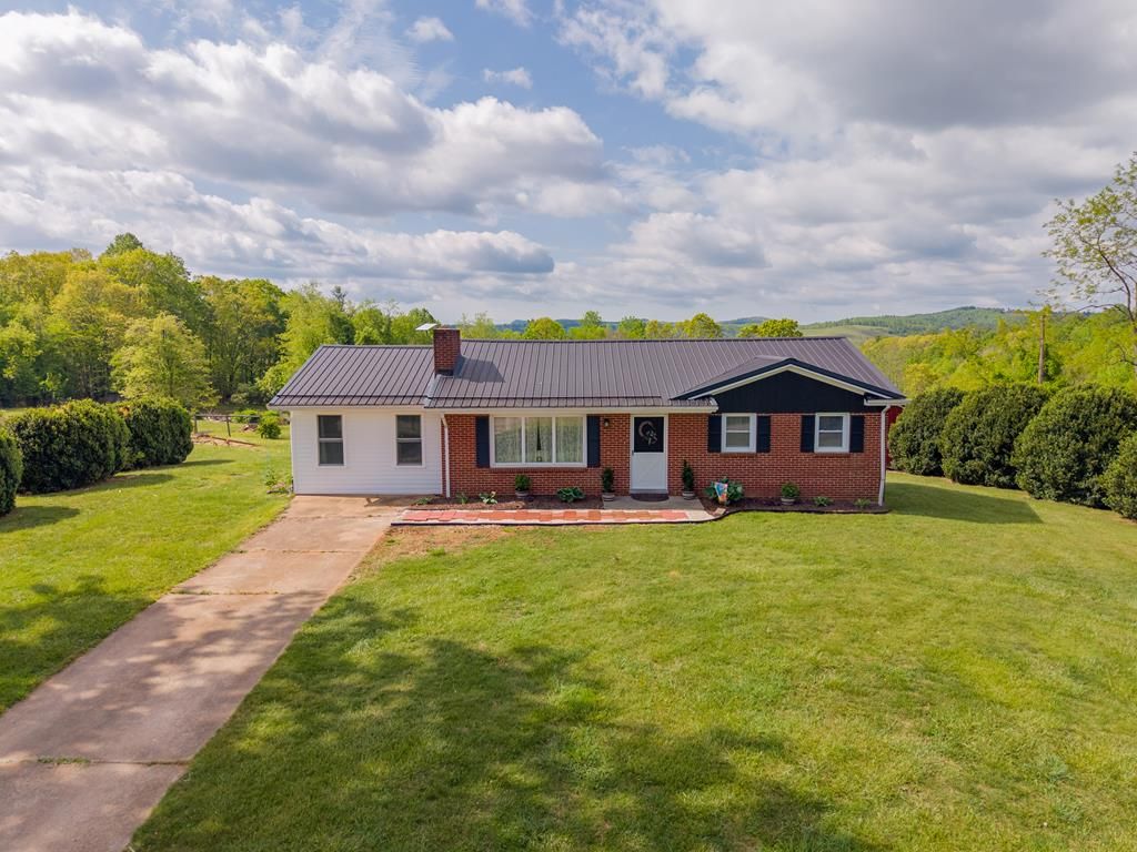 Photo of 299 Louisville Ln, Galax, VA 24333 (MLS # 109932)