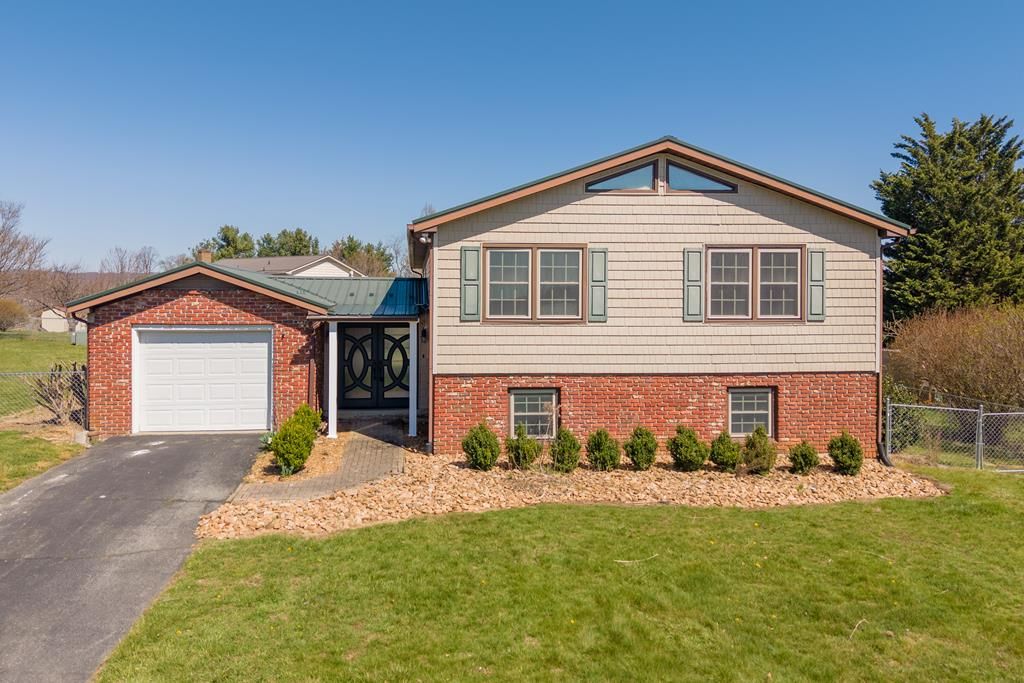 Photo of 1260 Crestview Drive, Wytheville, VA 24382 (MLS # 109346)