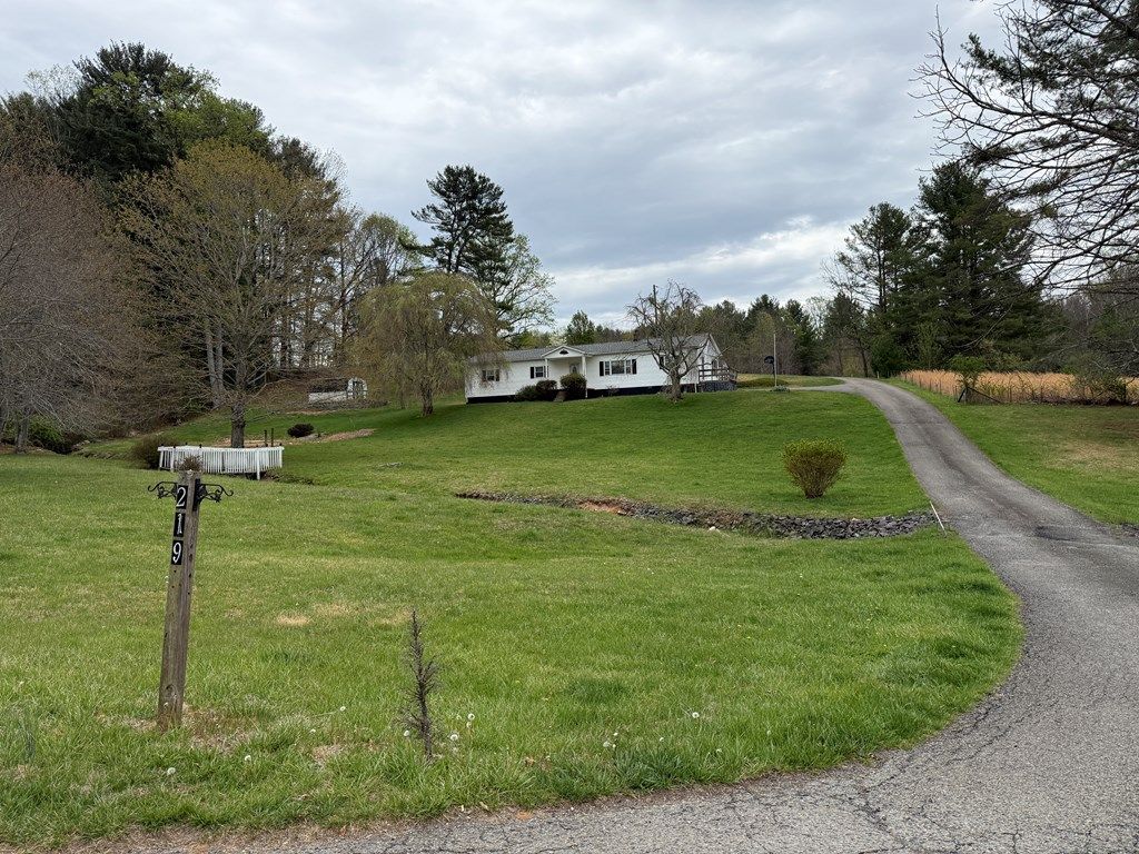 Photo of 219 Blackberry Ln, Galax, VA 24333 (MLS # 109622)