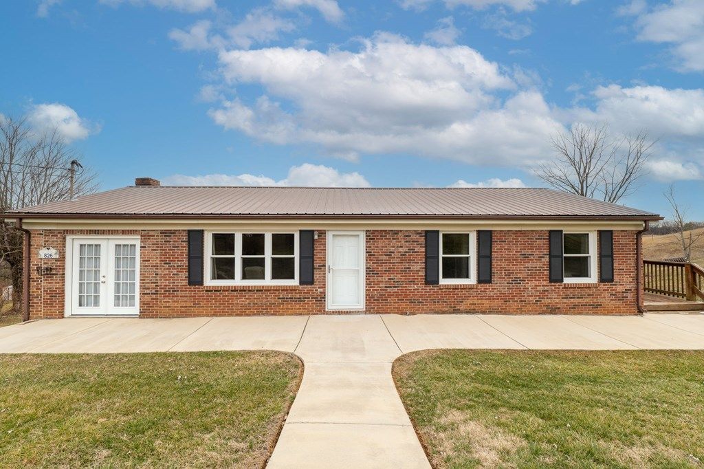 Photo of 826 SW Mosby St, Abingdon, VA 24210 (MLS # 105917)