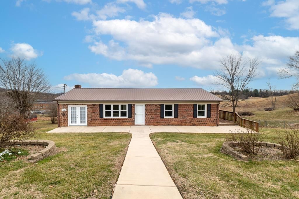 Photo of 826 SW Mosby St, Abingdon, VA 24210 (MLS # 105917)