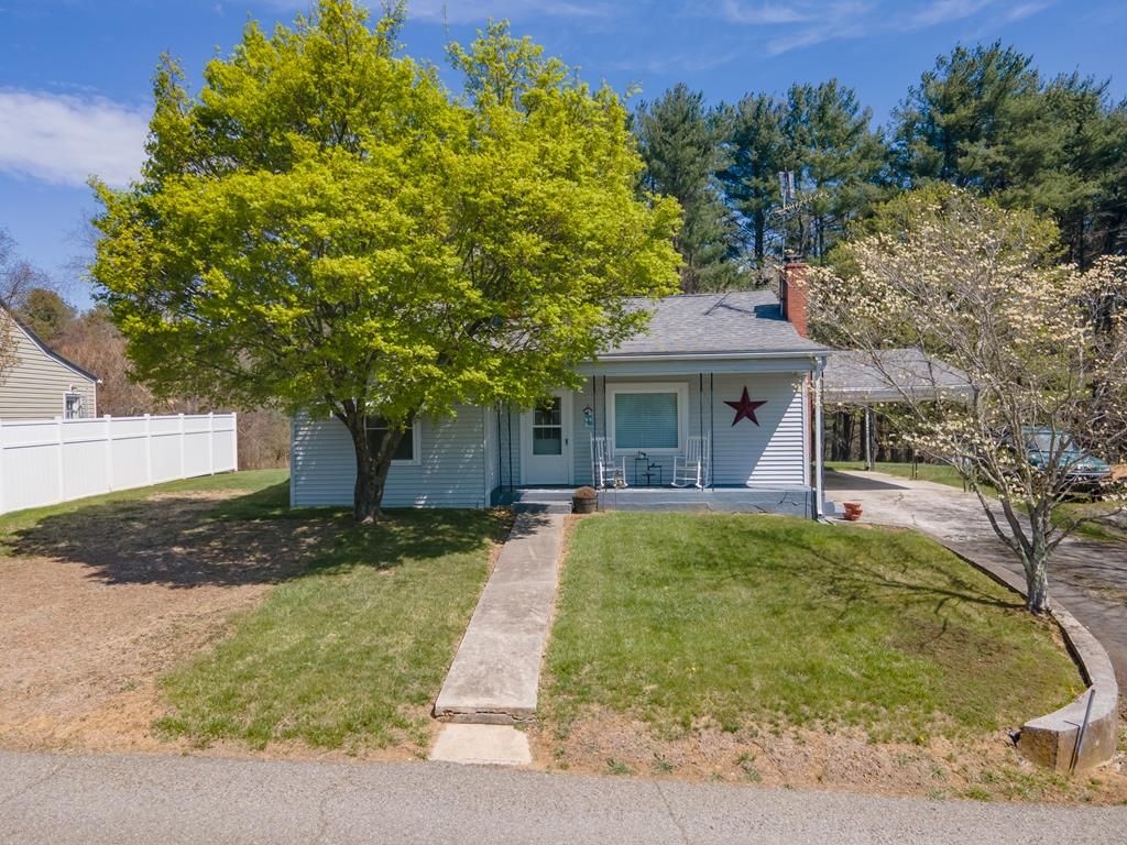 Photo of 210 Sutherland St, Hillsville, VA 24343 (MLS # 109568)